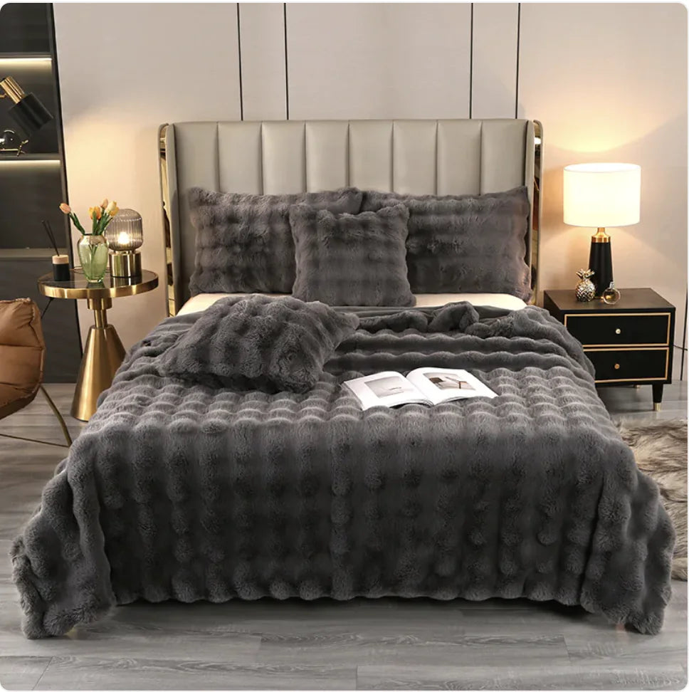 Luxurious Dual-Layer Cozy Fur Blanket